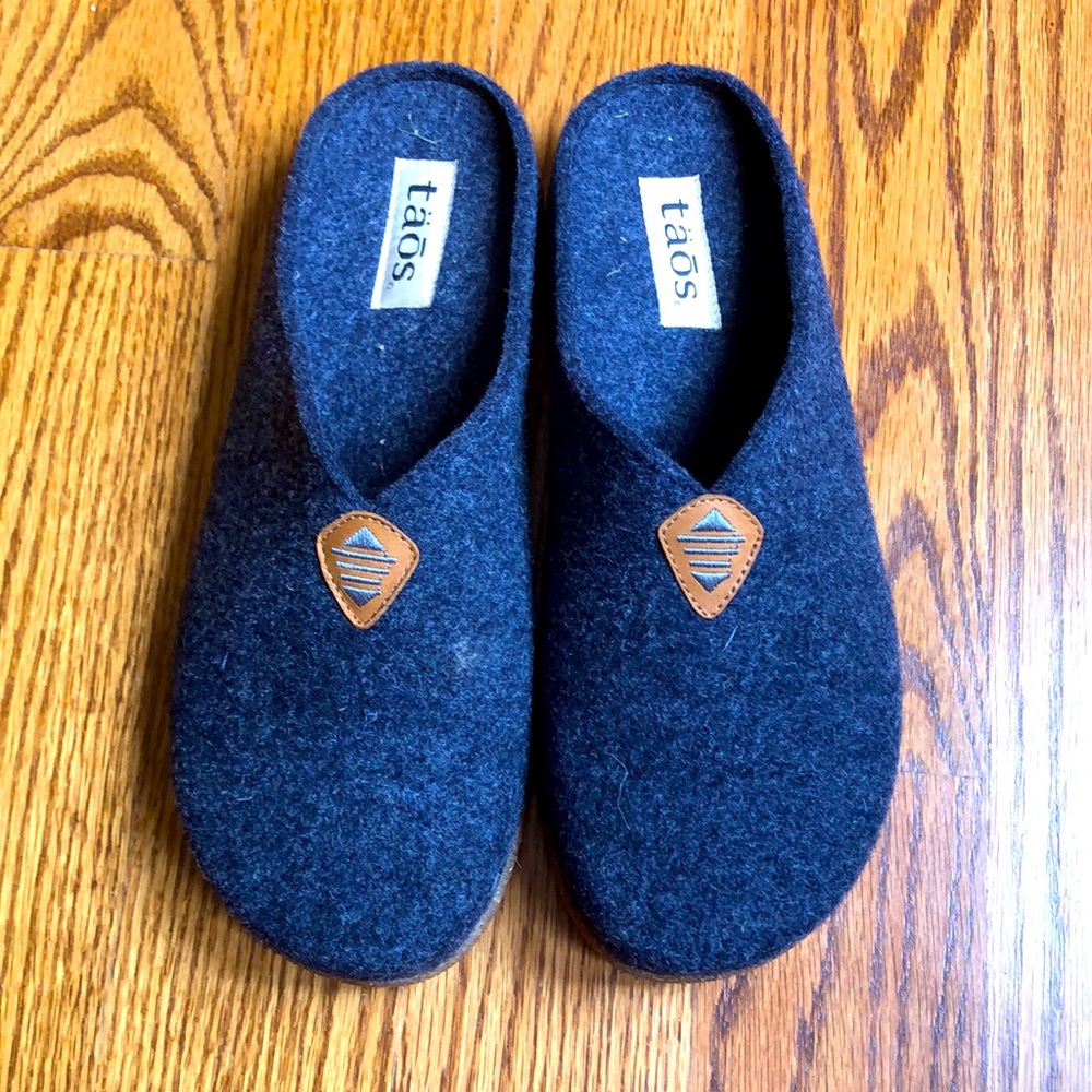 Taos wool clogs. “My sweet wool” in blue